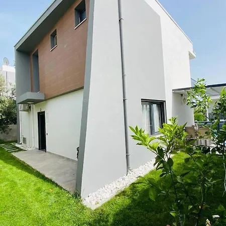 Kusadasi'nda Havuzlu Lux Miray B2 Kusadasi